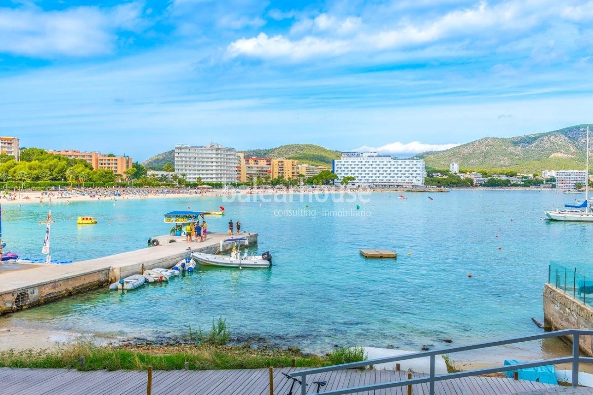 Reformados espacios de diseño contemporáneo que acceden directamente al mar.