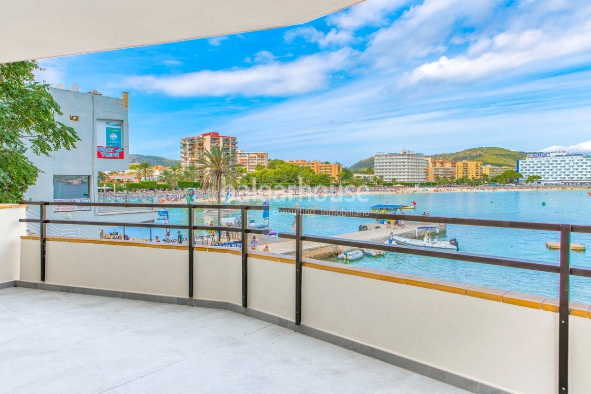 Reformados espacios de diseño contemporáneo que acceden directamente al mar.