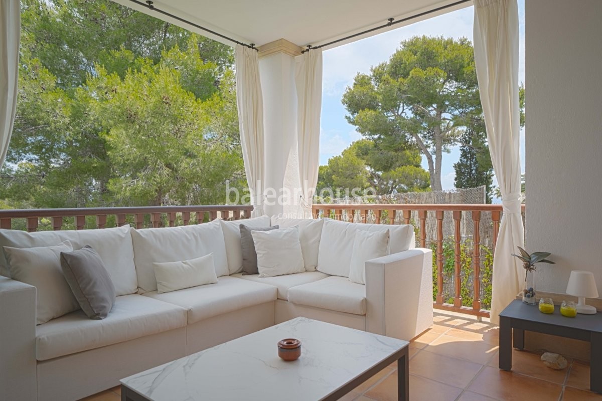 Bonito y actual piso con vistas parciales al mar dentro de un exclusivo complejo en Bendinat.