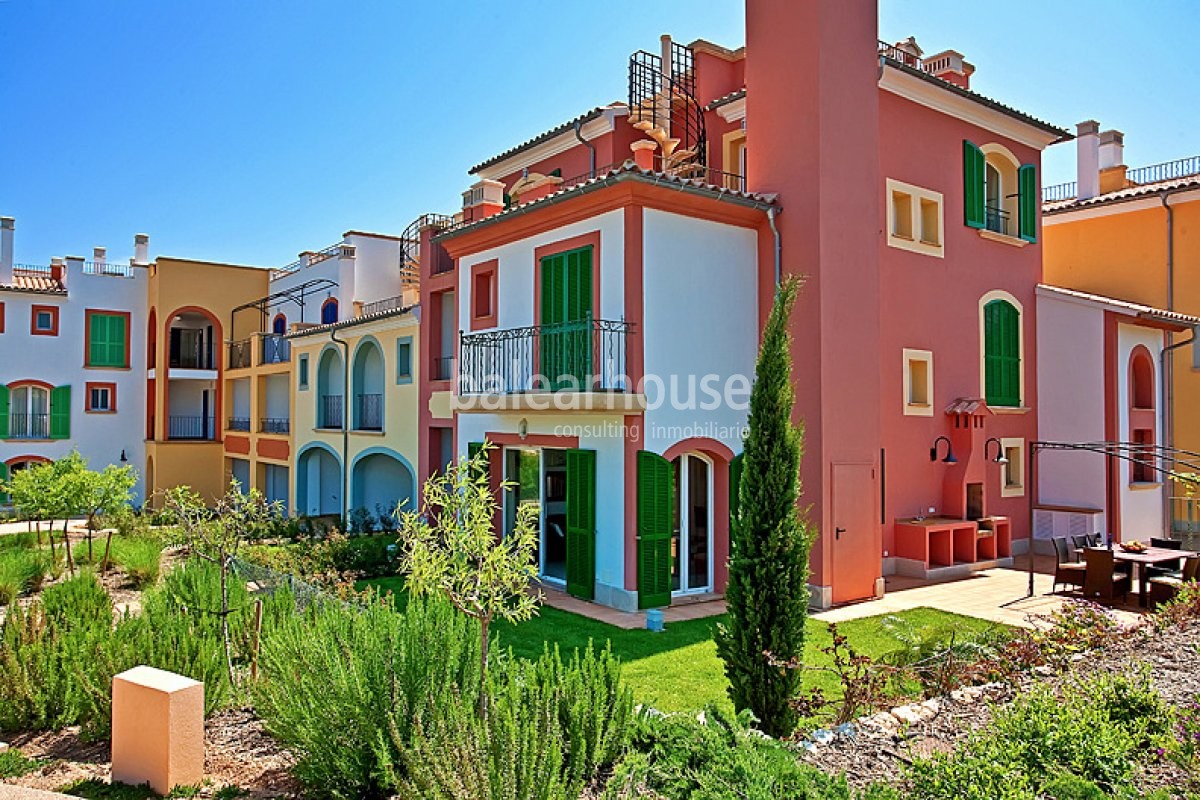 Tranquilidad con vistas al mar desde este bonito chalet con terrazas y jardín privado.
