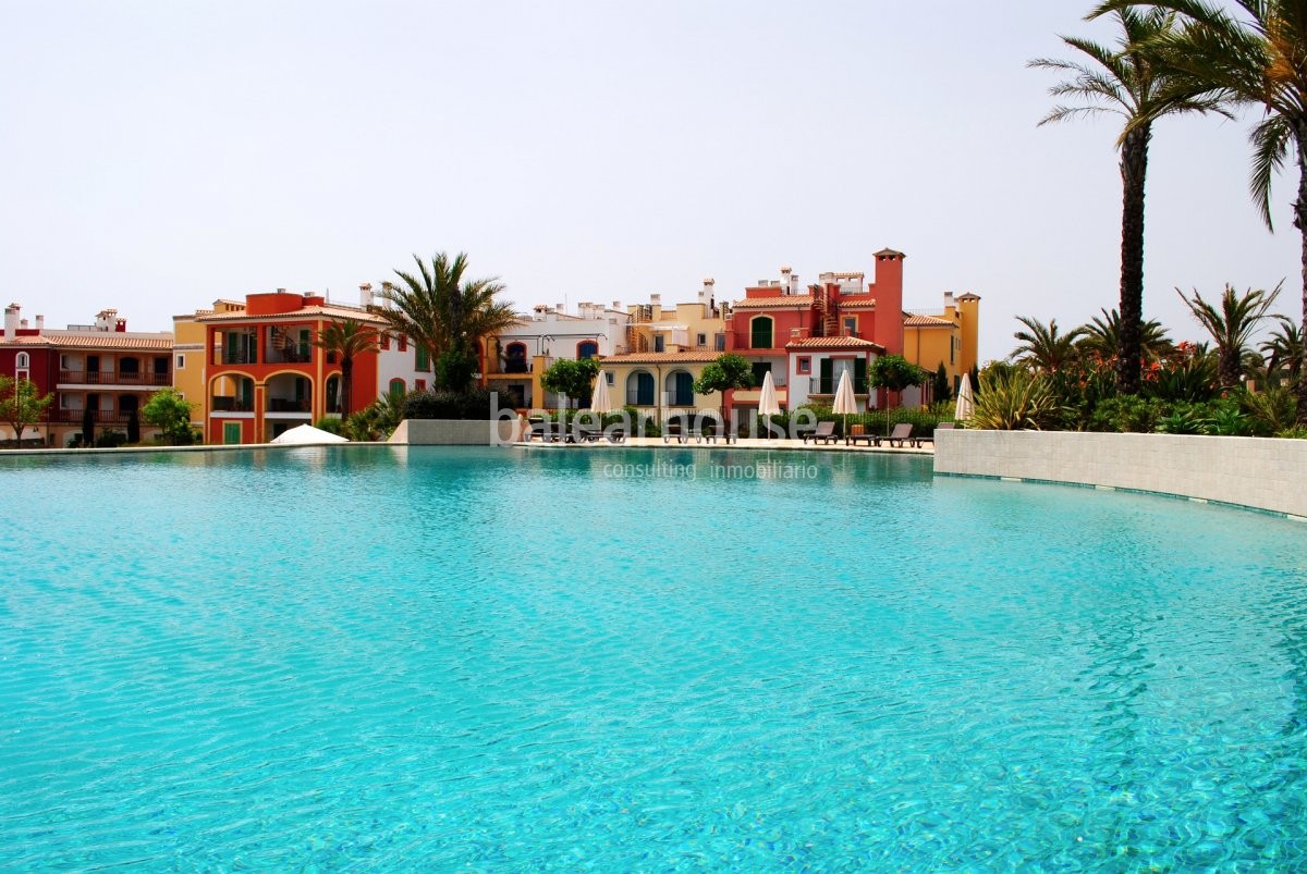 Tranquilidad con vistas al mar desde este bonito chalet con terrazas y jardín privado.