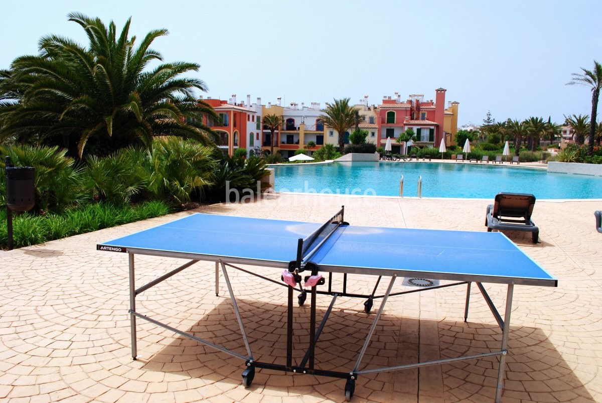 Tranquilidad con vistas al mar desde este bonito chalet con terrazas y jardín privado.