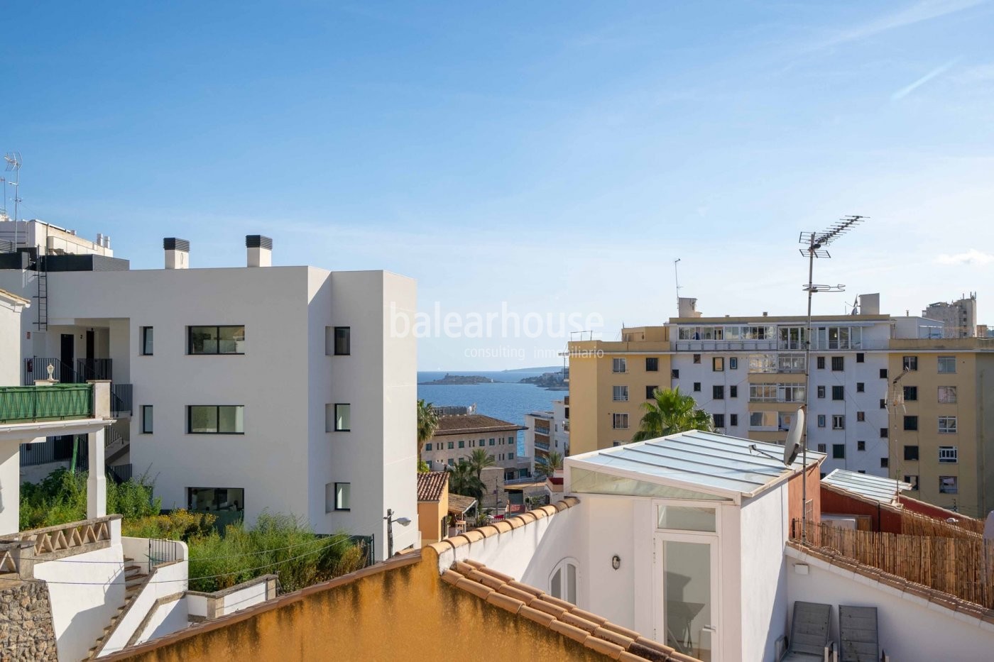 Fantástica casa en Cala Mayor con altas calidades, solárium privado y una magnífica orientación sur.