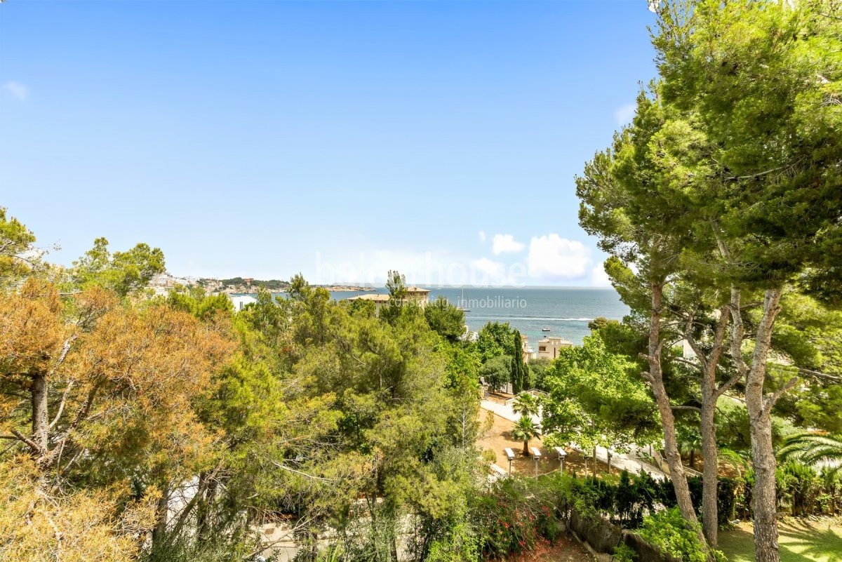 Preciosas vistas sobre el mar y un paisaje natural en este ático de reformados interiores.