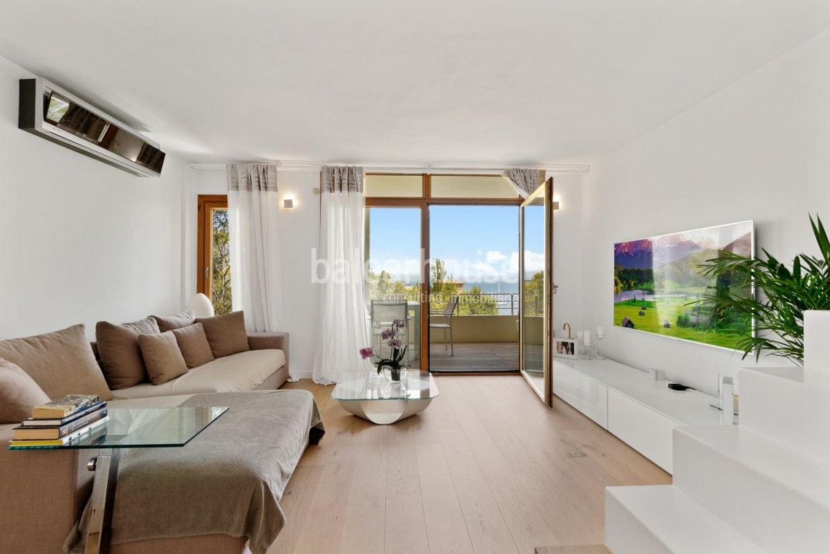 Preciosas vistas sobre el mar y un paisaje natural en este ático de reformados interiores.