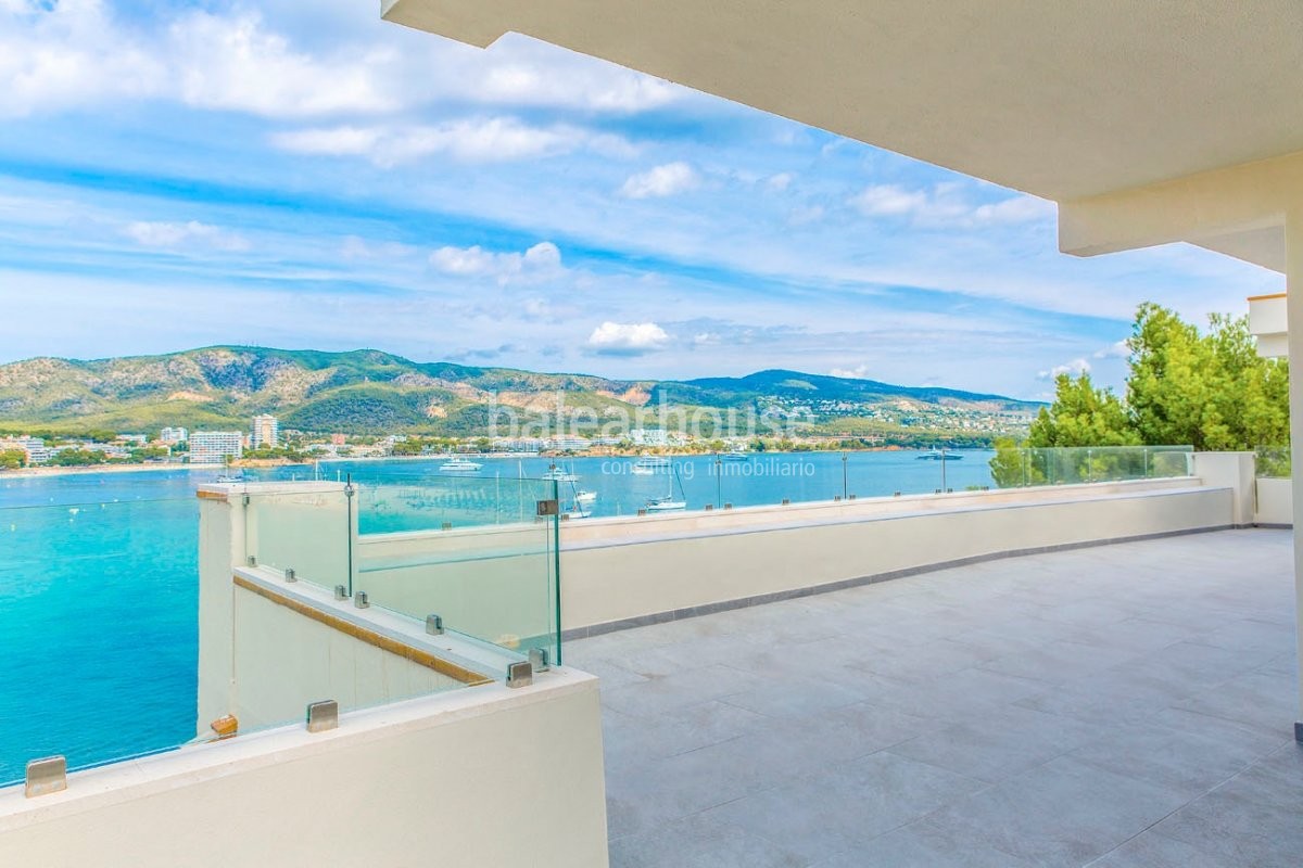 Excepcional ático reformado en primera línea que contempla sin obstáculos el brillante mar.