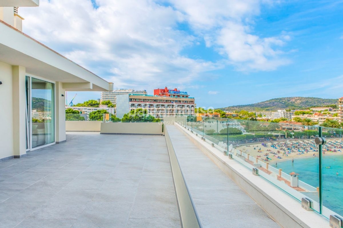 Excepcional ático reformado en primera línea que contempla sin obstáculos el brillante mar.