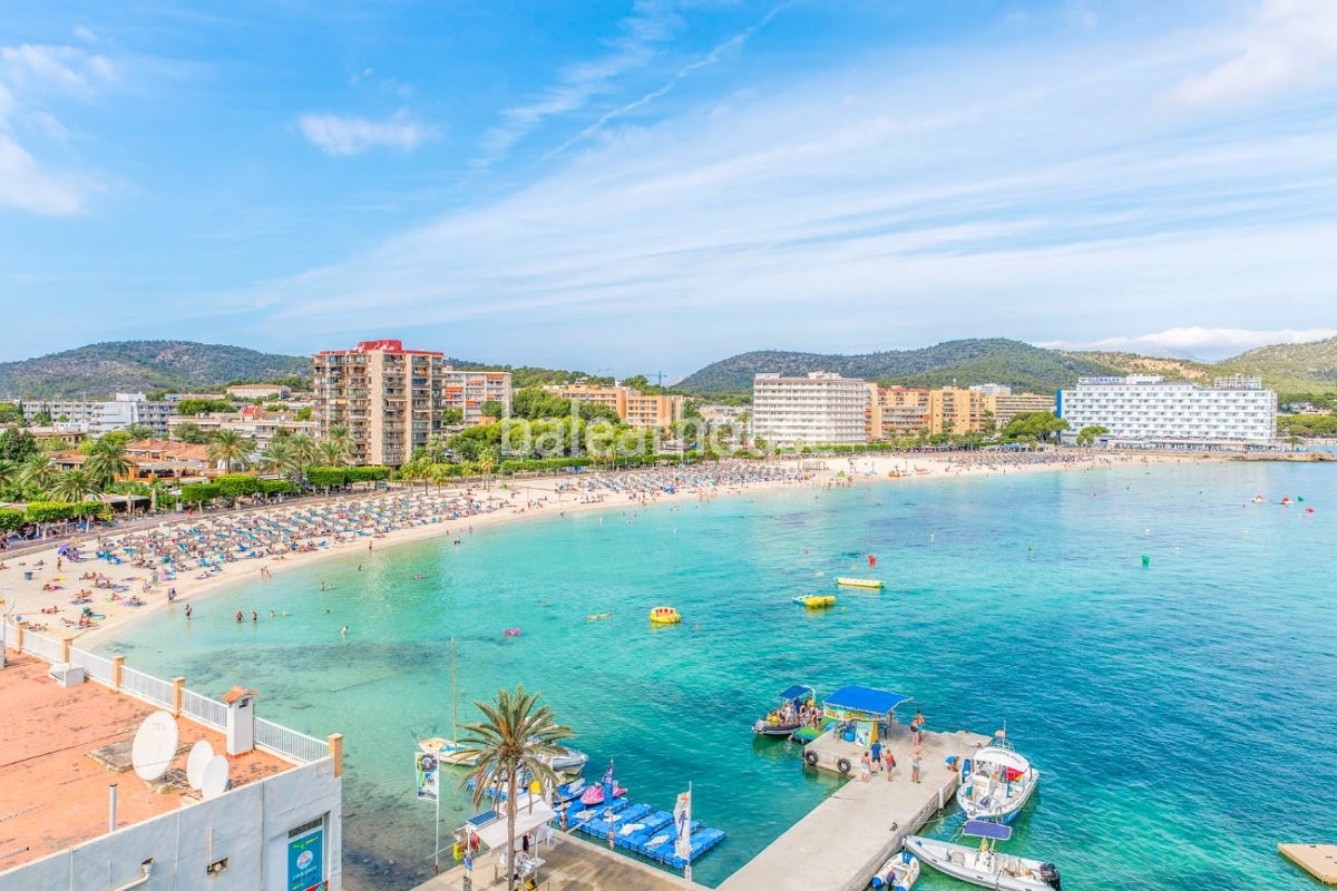 Excepcional ático reformado en primera línea que contempla sin obstáculos el brillante mar.