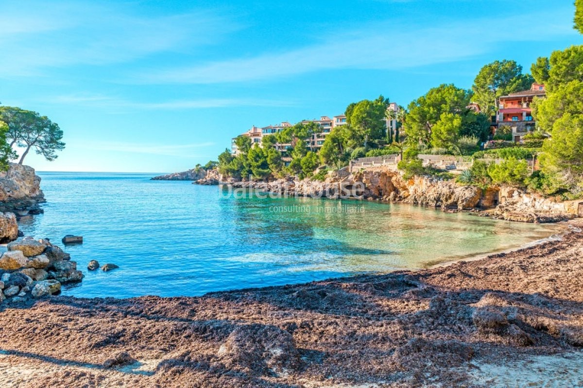 Relajada y espaciosa villa mediterránea junto a la playa en el popular enclave de Portals Nous