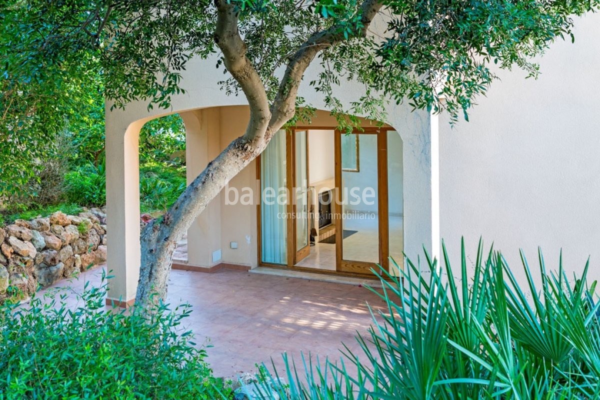 Relajada y espaciosa villa mediterránea junto a la playa en el popular enclave de Portals Nous