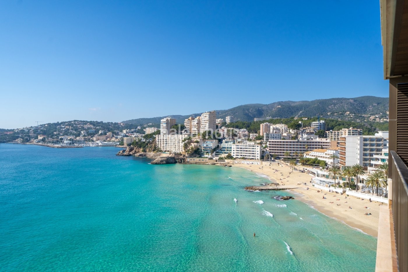 Inmejorables vistas al mar desde este piso con acceso directo al mar en Cala Major