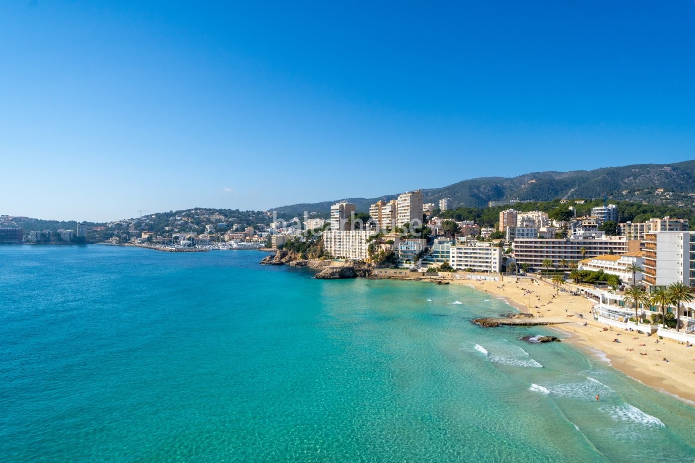 Inmejorables vistas al mar desde este piso con acceso directo al mar en Cala Major