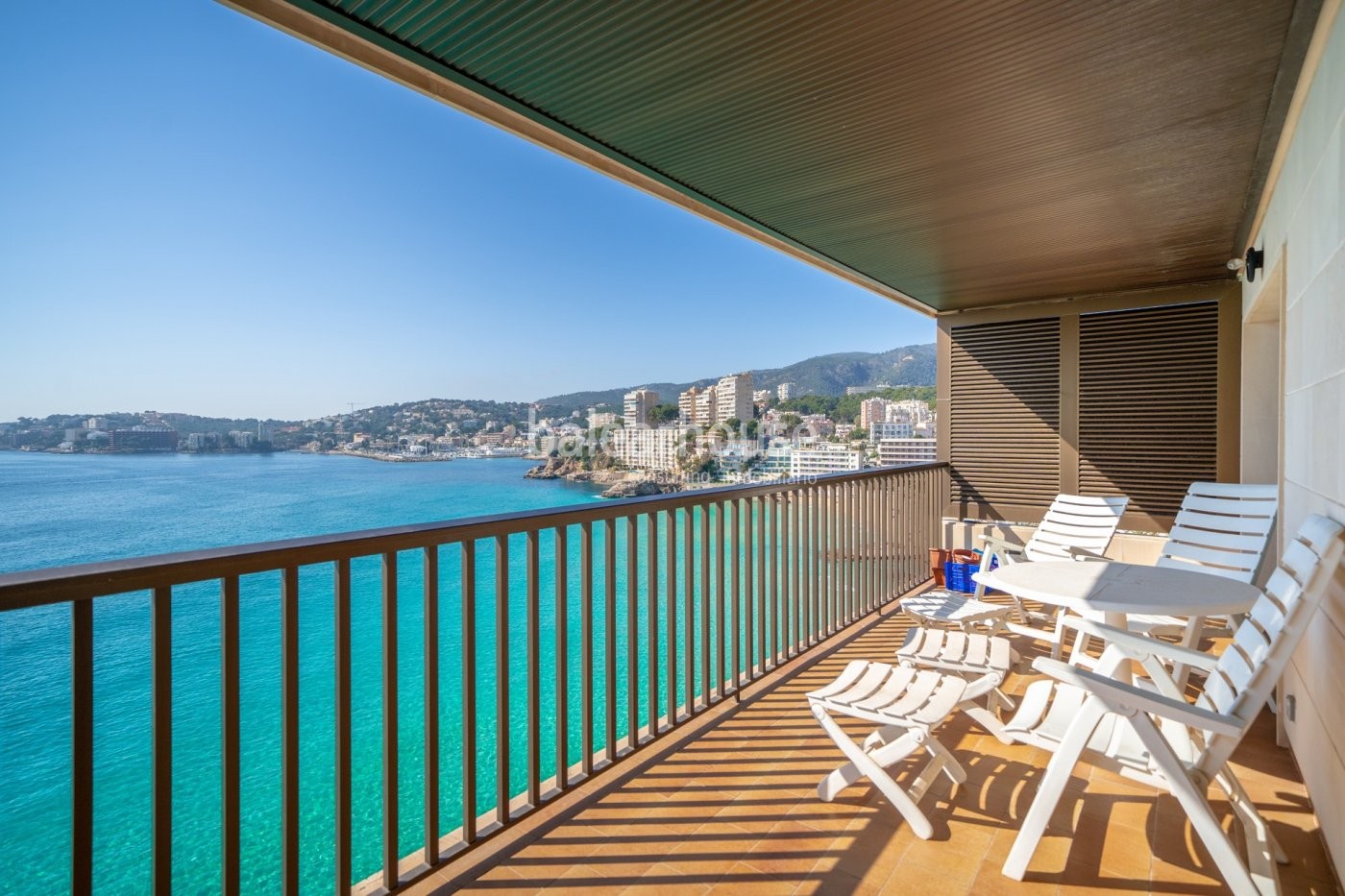 Spectacular sea views from this apartment with direct access to the sea in Cala Major