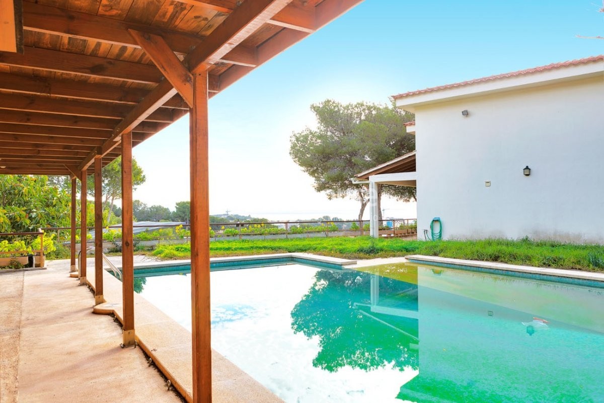 Amplia villa rodeada de luz en Costa d’en Blanes con piscina, terrazas y preciosas vistas al mar.