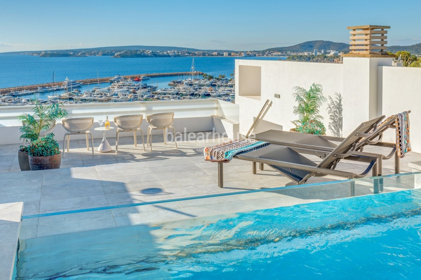 Luminoso ático con espléndidas vistas al mar y gran solárium privado con piscina en Puerto Portals