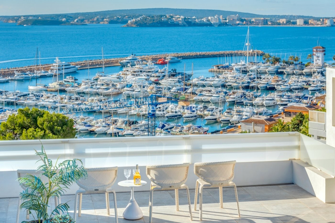 Luminoso ático con espléndidas vistas al mar y gran solárium privado con piscina en Puerto Portals