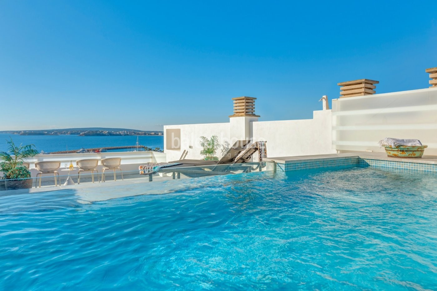 Luminoso ático con espléndidas vistas al mar y gran solárium privado con piscina en Puerto Portals