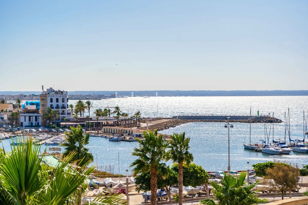 Espléndidas vistas al mar desde este gran piso de lujo en primera línea de mar del Portixol