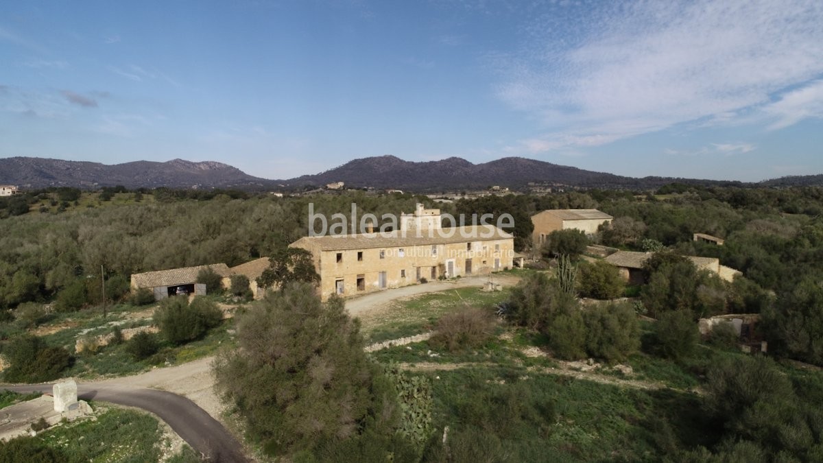 Espectacular terreno con edificación y licencia para nueva construcción en un bello entorno natural