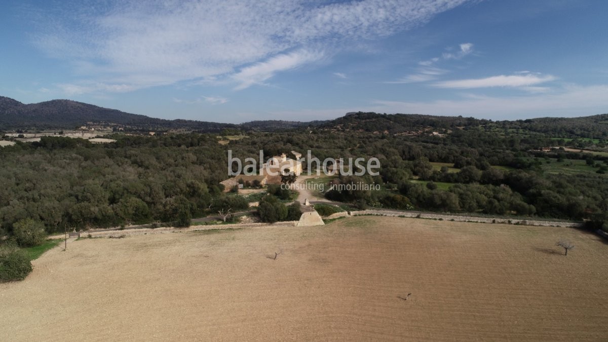 Espectacular terreno con edificación y licencia para nueva construcción en un bello entorno natural