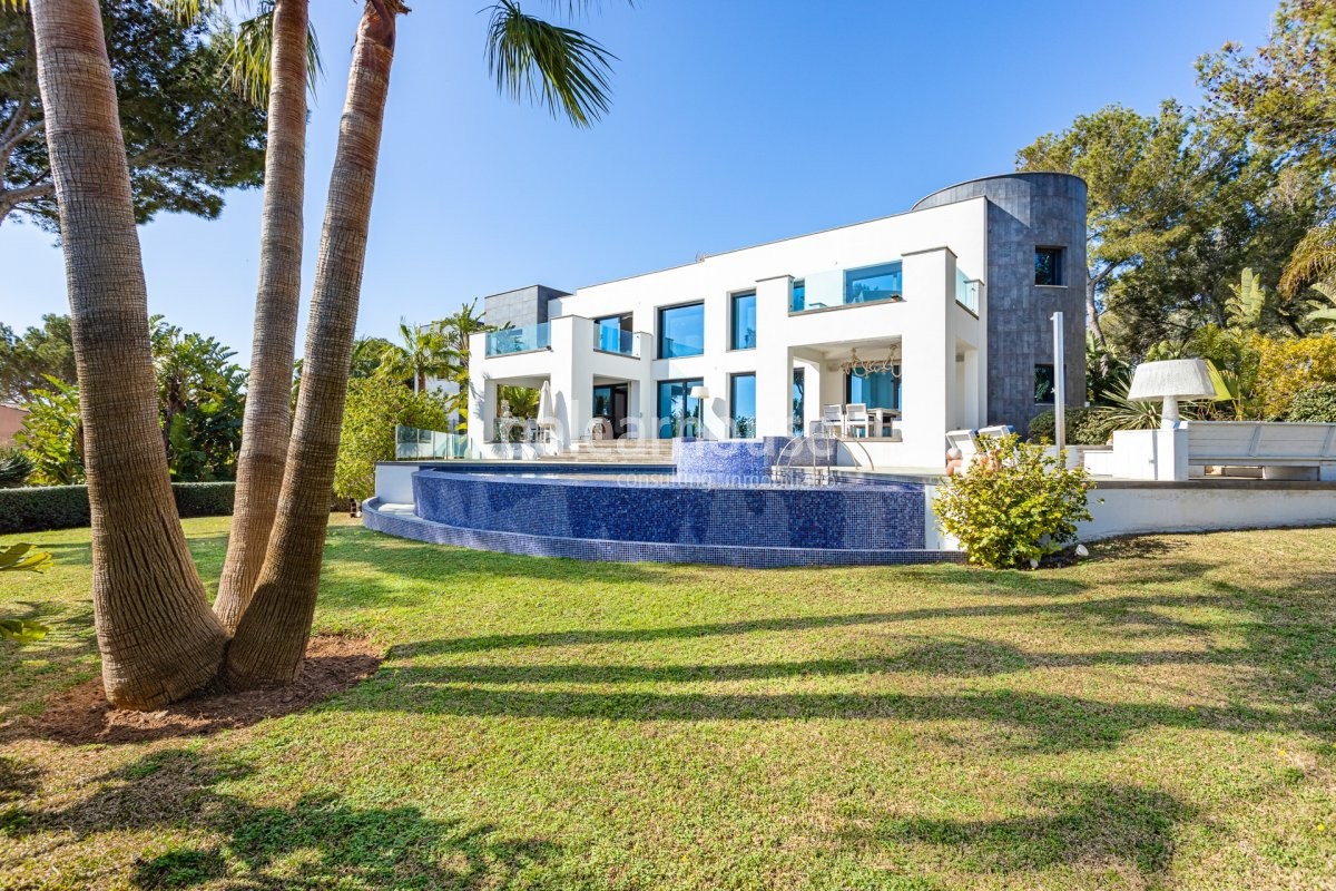 Diseño de vanguardia con vistas al mar en esta magnífica villa ubicada en Cala Vinyas