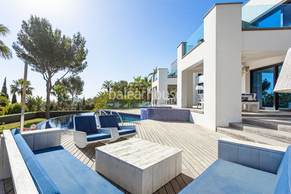 State-of-the-art design with sea views in this magnificent villa located in Cala Vinyas