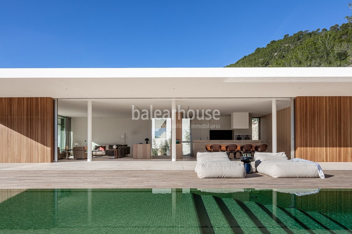 The height of contemporary design in a beautiful natural setting in prestigious Son Vida.