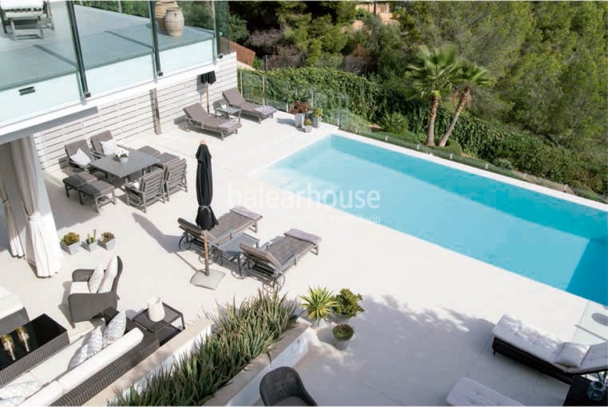 Céntrica y a la vez privada villa en Portals Nous con vistas al mar