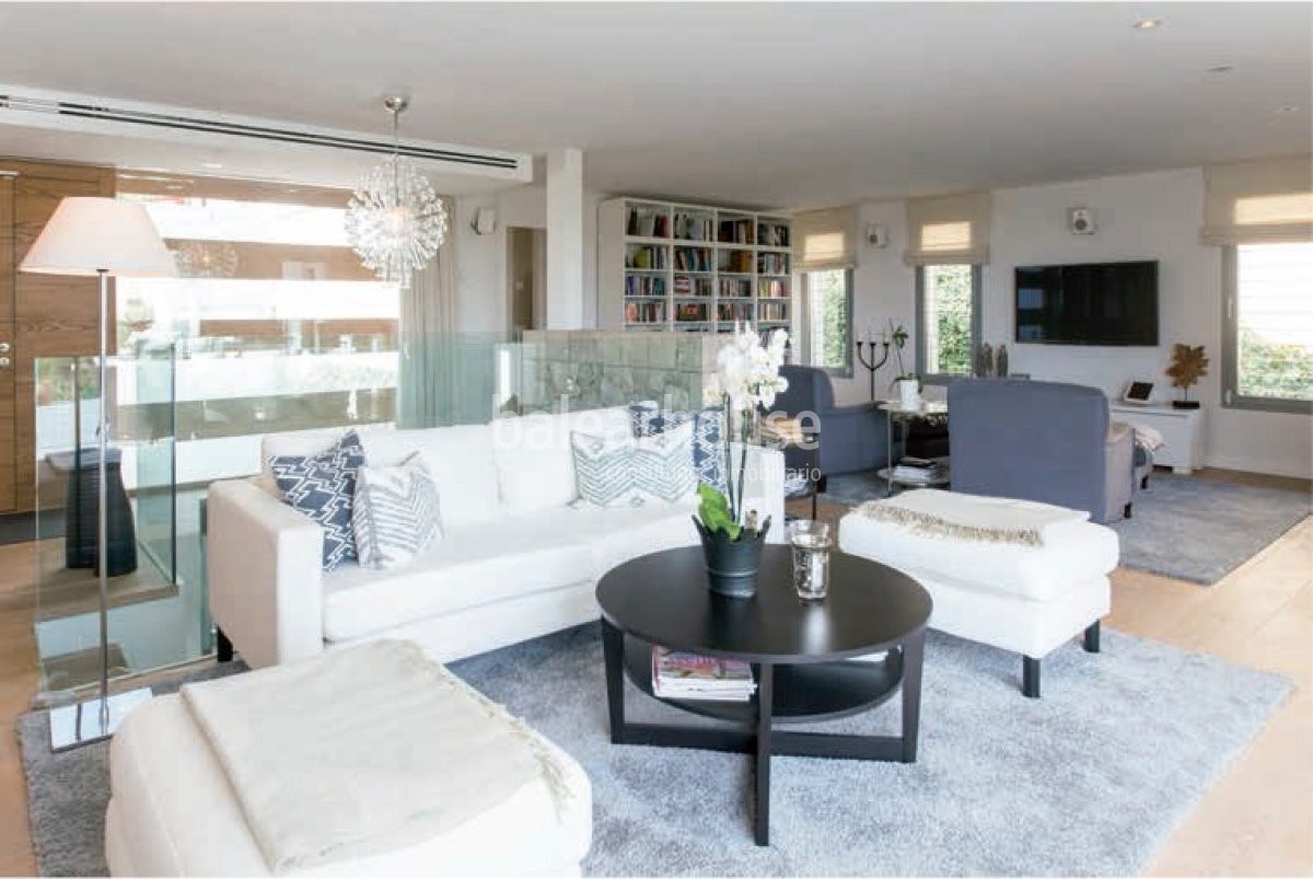 Céntrica y a la vez privada villa en Portals Nous con vistas al mar