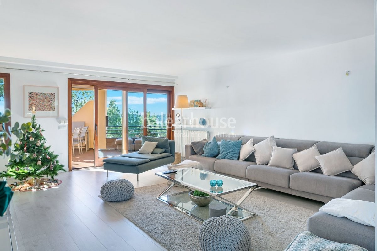 Magnífico ático que cautiva por su diseño, luz y vistas a la bahía en la deseada zona de la Bonanova