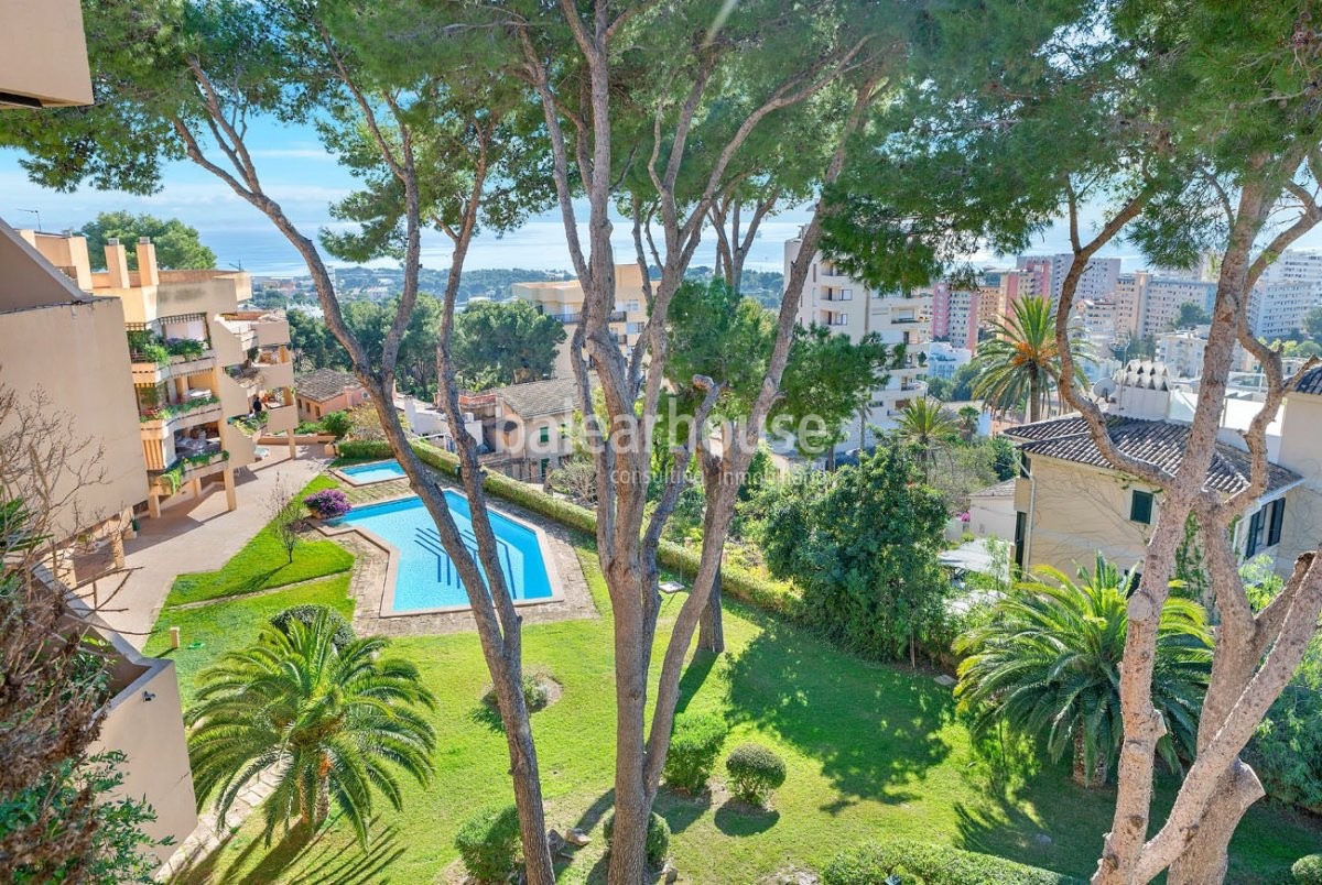 Magnífico ático que cautiva por su diseño, luz y vistas a la bahía en la deseada zona de la Bonanova