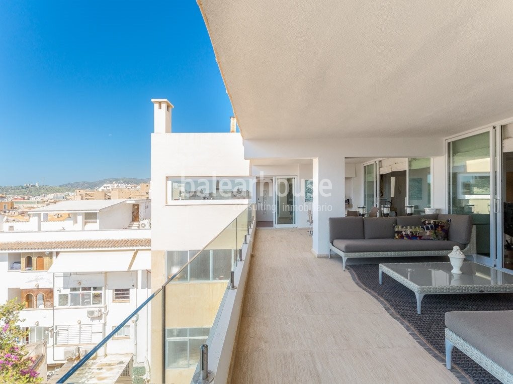 Elegantes y modernos interiores en este gran ático con terraza en la privilegiada avenida Jaime III.