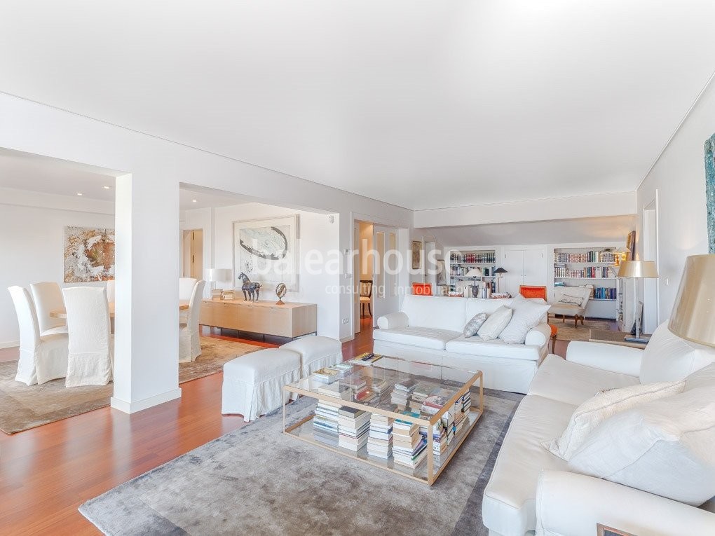 Elegantes y modernos interiores en este gran ático con terraza en la privilegiada avenida Jaime III.