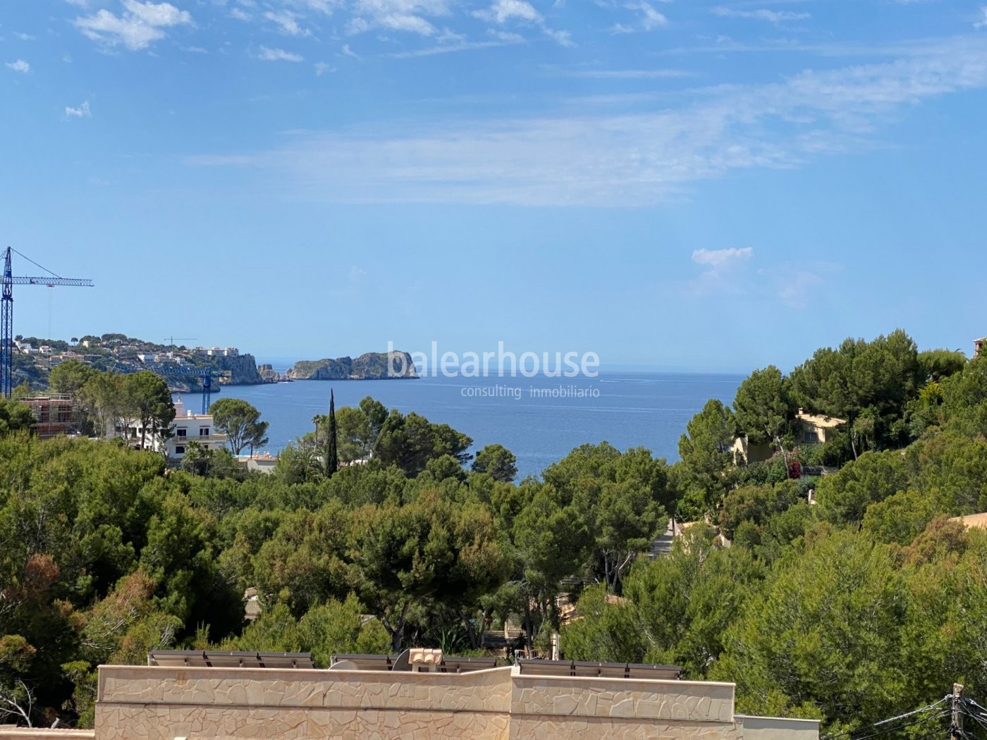 Fantástico proyecto de moderna villa en Costa de la Calma abierta al mar y a todo el bello entorno.