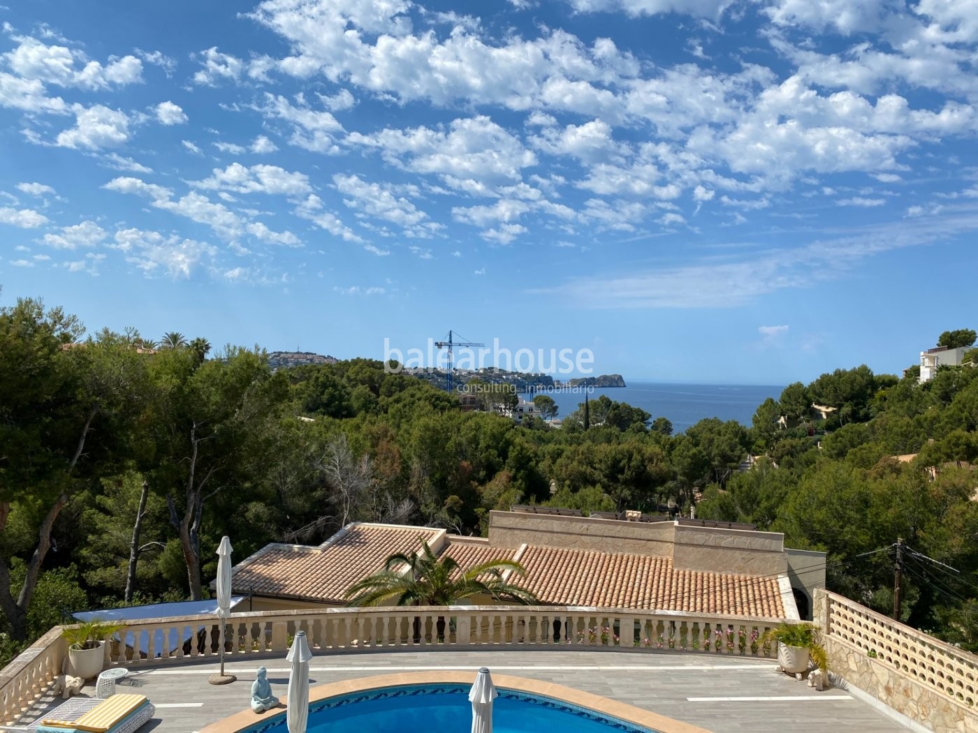 Fantástico proyecto de moderna villa en Costa de la Calma abierta al mar y a todo el bello entorno.