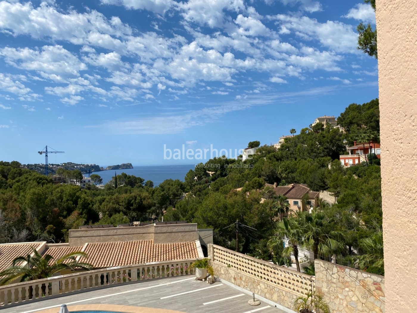 Fantástico proyecto de moderna villa en Costa de la Calma abierta al mar y a todo el bello entorno.