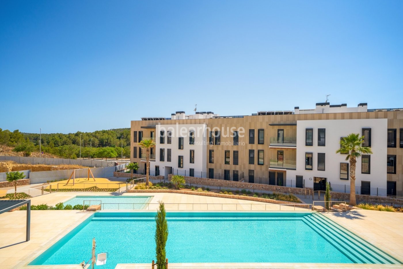 Brand new modern spaces in this flat with terrace in a beautiful complex with swimming pools.