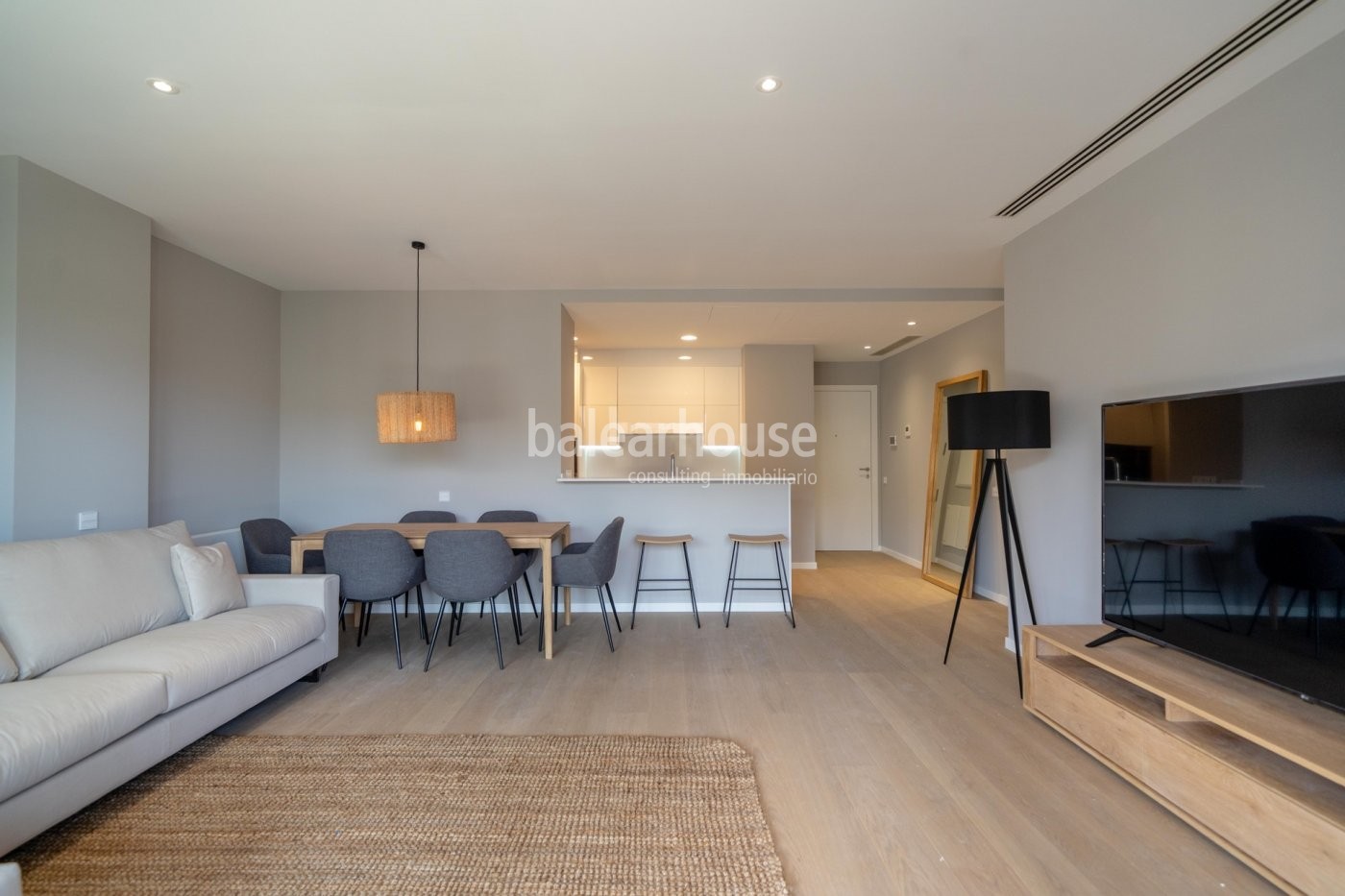 Brand new modern spaces in this flat with terrace in a beautiful complex with swimming pools.