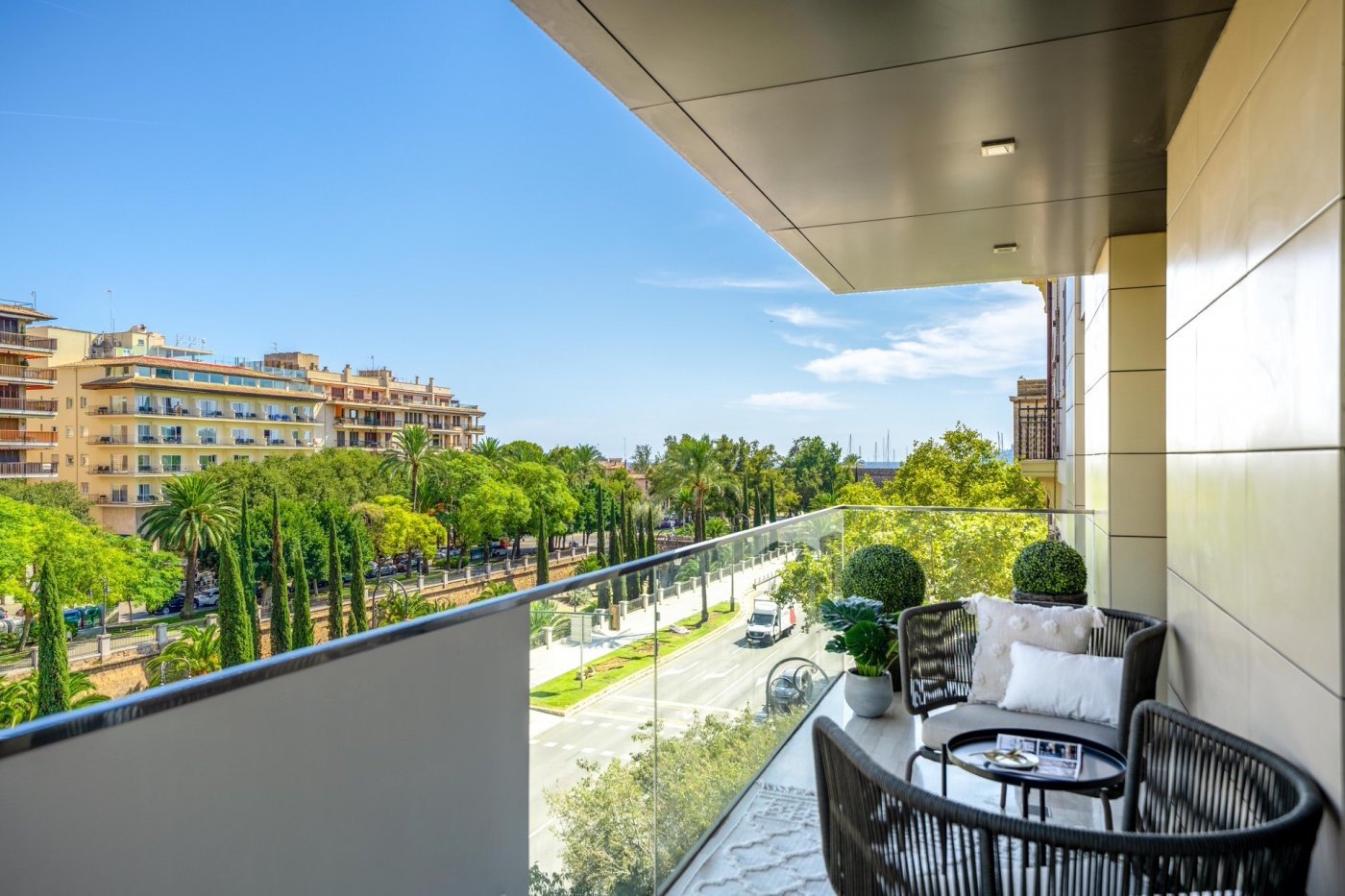 Elegancia llena de luz en este gran piso con terraza que se asoma al centro del Paseo Mallorca.