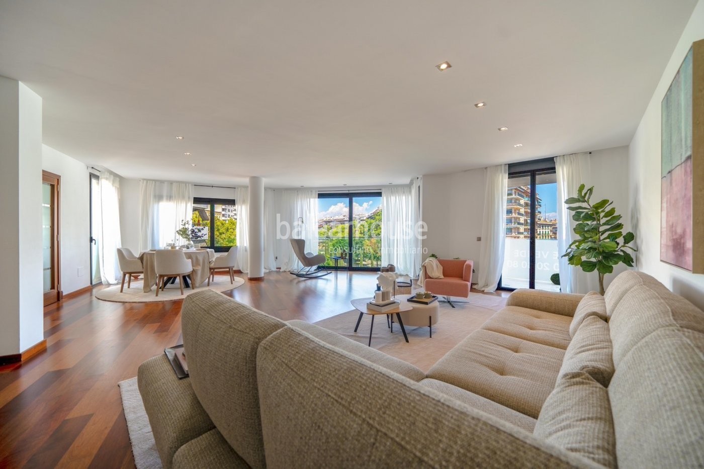 Lichtdurchflutete Eleganz in dieser großen Wohnung mit Terrasse im Zentrum von Paseo Mallorca.