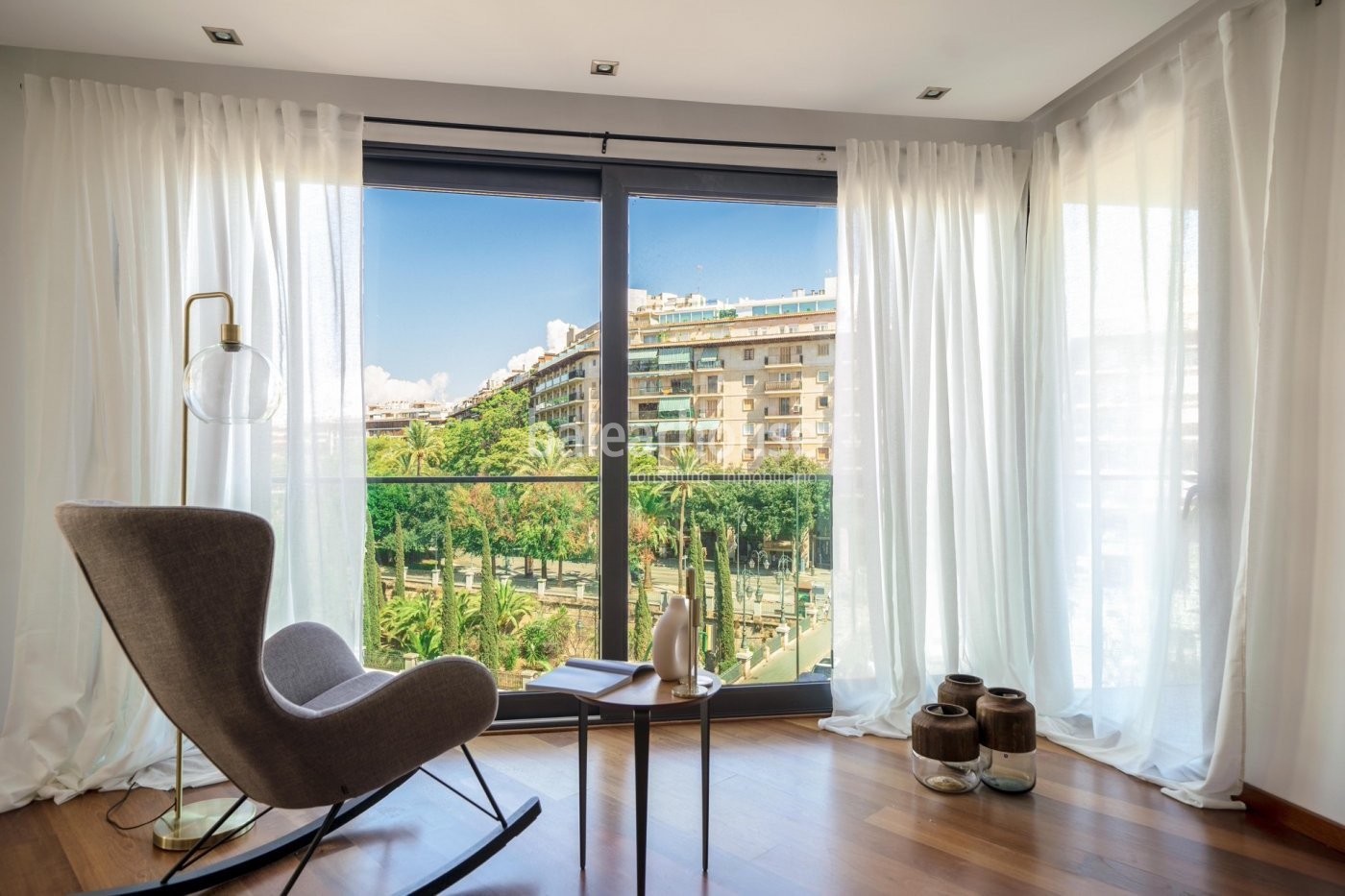 Lichtdurchflutete Eleganz in dieser großen Wohnung mit Terrasse im Zentrum von Paseo Mallorca.