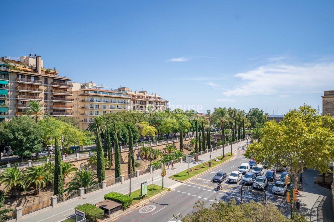 Lichtdurchflutete Eleganz in dieser großen Wohnung mit Terrasse im Zentrum von Paseo Mallorca.