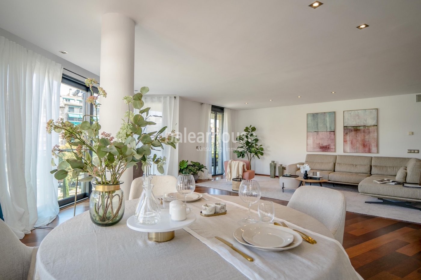 Lichtdurchflutete Eleganz in dieser großen Wohnung mit Terrasse im Zentrum von Paseo Mallorca.