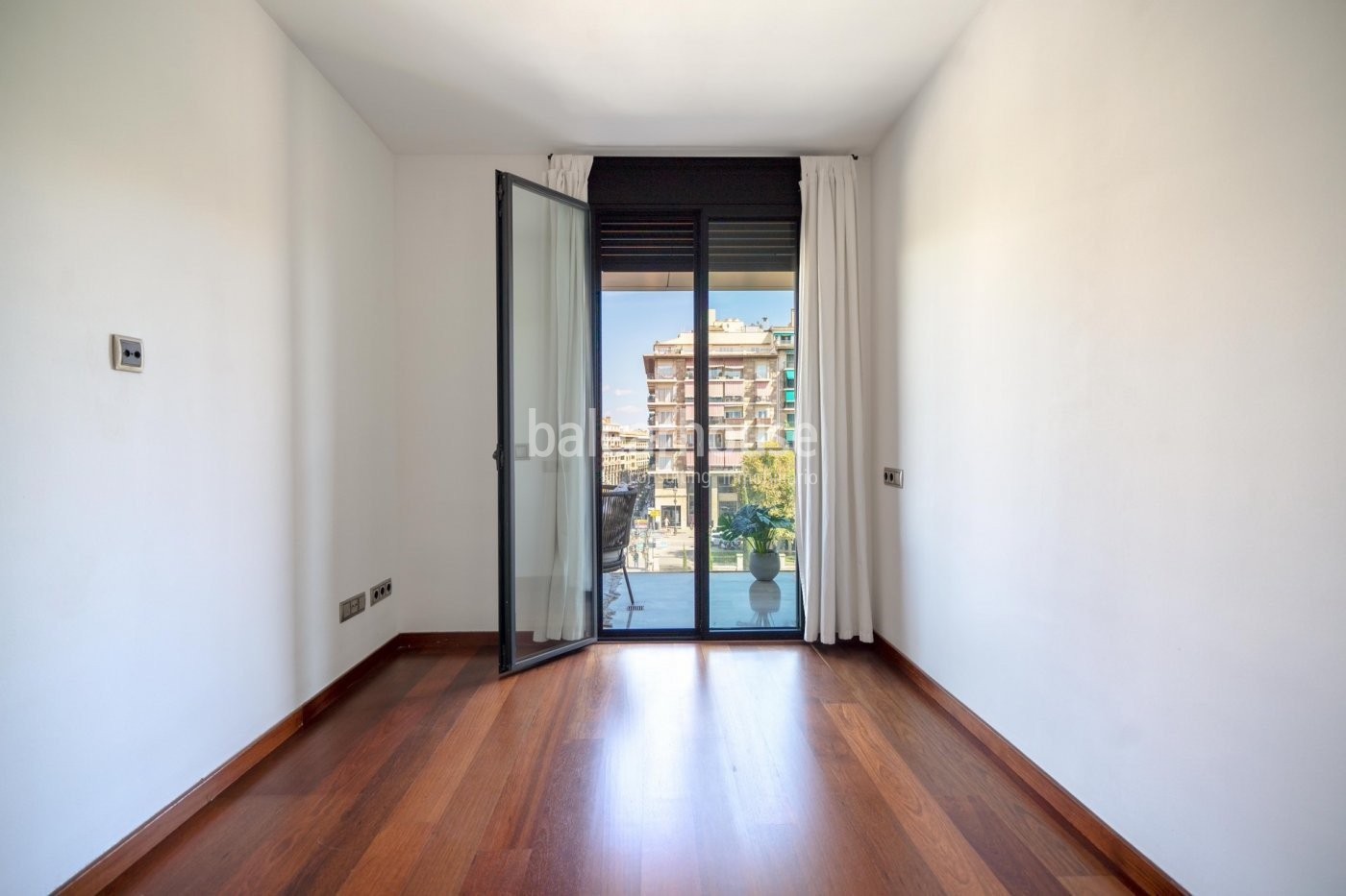 Light-filled elegance in this large flat with terrace overlooking the centre of Paseo Mallorca.