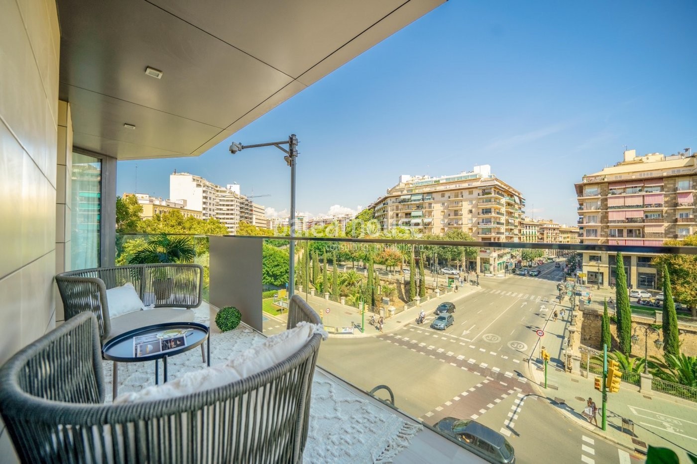 Light-filled elegance in this large flat with terrace overlooking the centre of Paseo Mallorca.