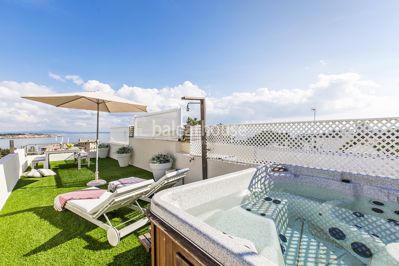 Preciosas vistas sobre el mar y un paisaje natural en este ático de reformados interiores.