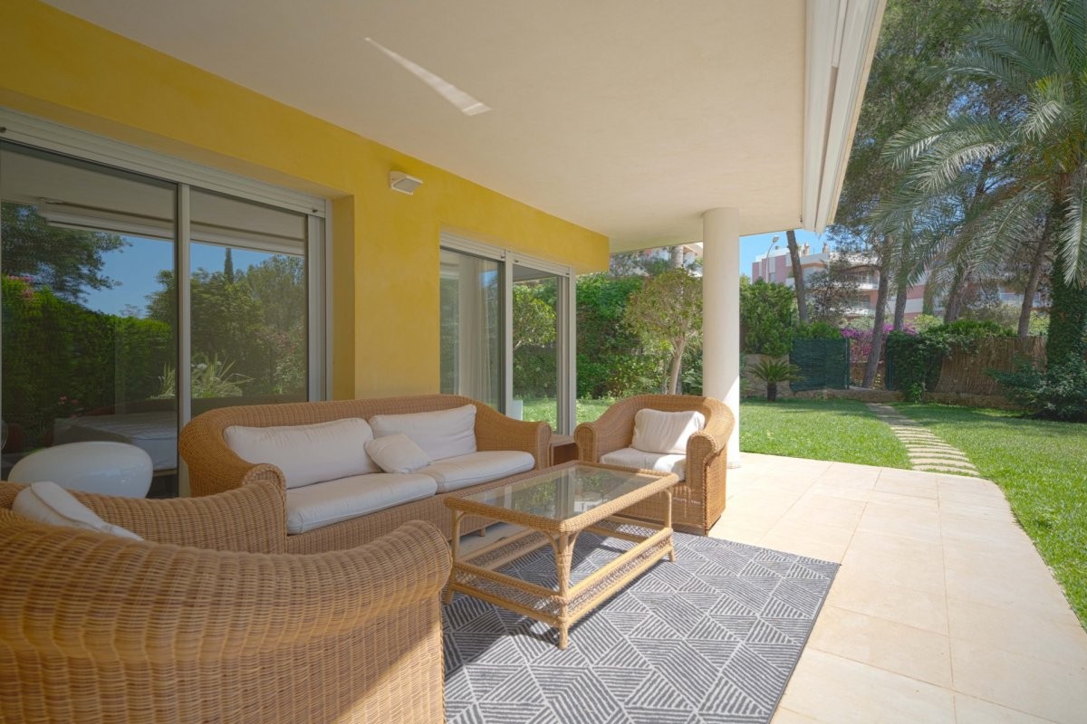 Calidad y amplitud en esta planta baja con jardín privado en la bonita zona de Sol de Mallorca.