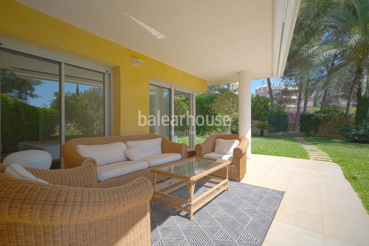 Calidad y amplitud en esta planta baja con jardín privado en la bonita zona de Sol de Mallorca.