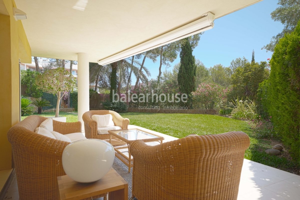 Calidad y amplitud en esta planta baja con jardín privado en la bonita zona de Sol de Mallorca.