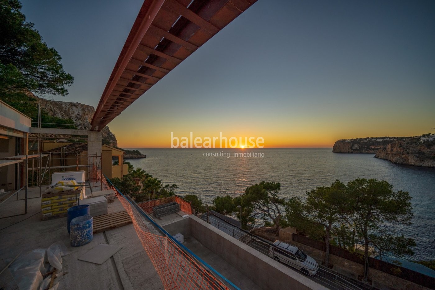 Villa de diseño con espectaculares vistas al mar en Cala Llamp en construcción